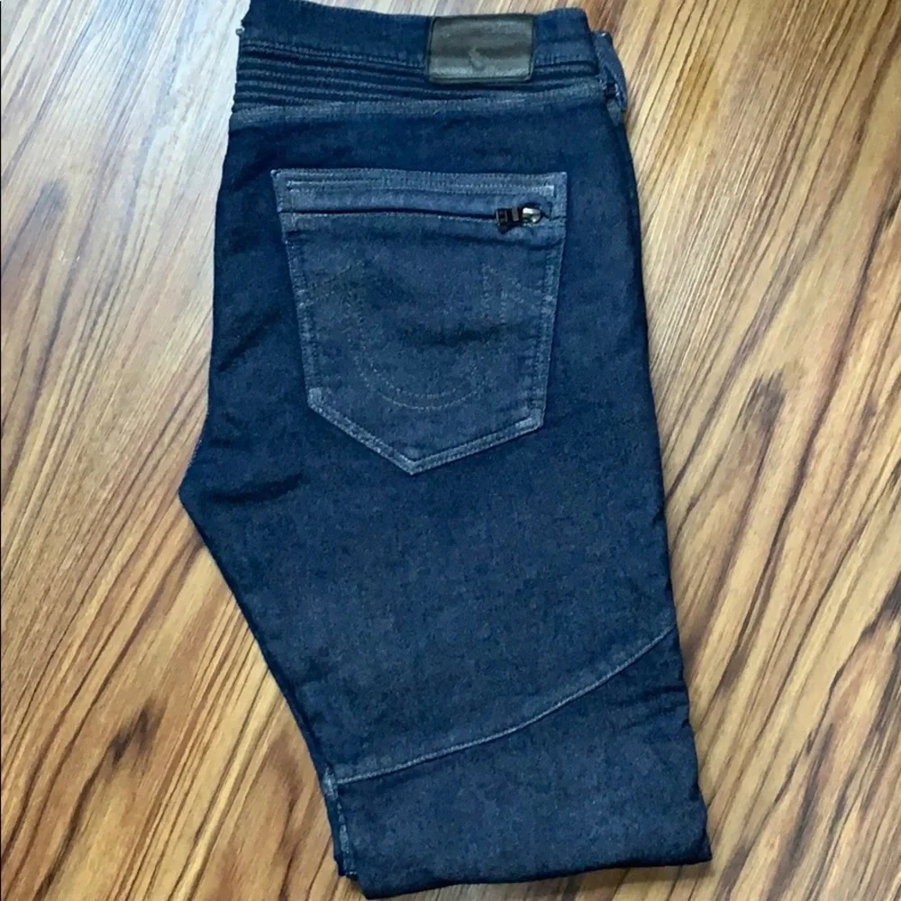 True Religion “Rocco” Relaxed Skinny Men (34)